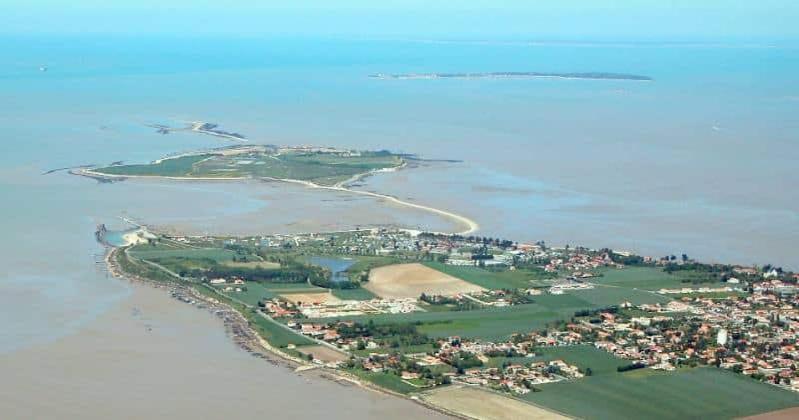 Chalet Agreable En Bord En De Mer. Le Port-des-Barques Exterior photo