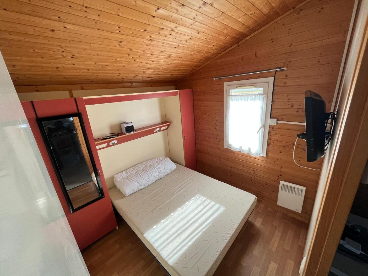 Chalet Agreable En Bord En De Mer. Le Port-des-Barques Exterior photo